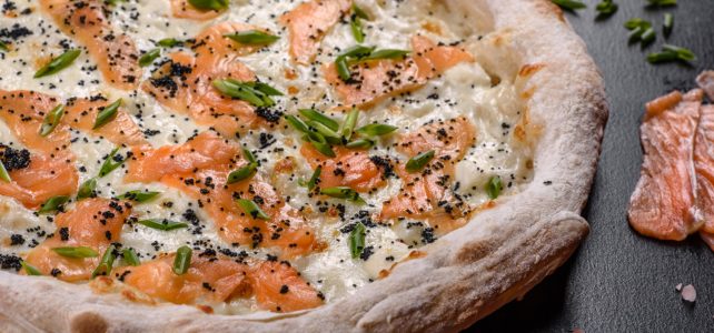 La pizza au saumon : une fusion de saveurs marines irrésistible La pizza au saumon : une fusion de saveurs marines irrésistible